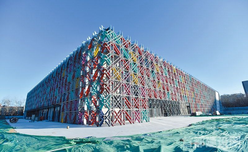 五棵松冰上运动中心外幕墙像由无数片五颜六色的雪花构成