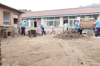 环卫集团赴关上村帮助村民恢复院落环境