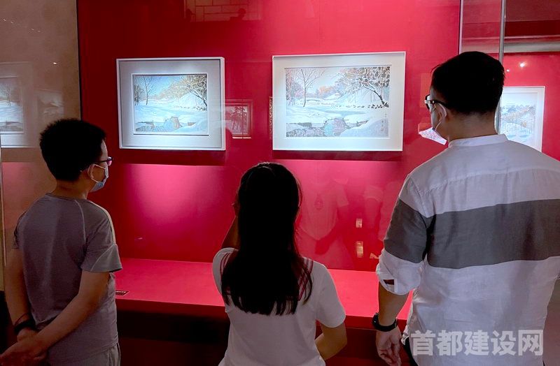 游客参观戴泽先生颐和园主题艺术特展