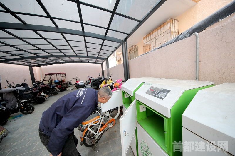 首开天岳恒物业人员检查电动自行车充电柜情况