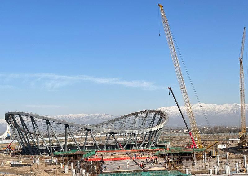 乌兹别克斯坦奥林匹克城自行车馆索网完工