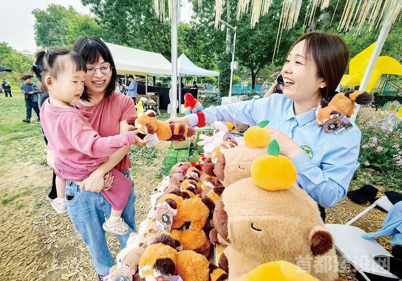 “5·19”中国旅游日活动现场，北京野生动物园的小熊猫、水豚玩偶获消费者青睐