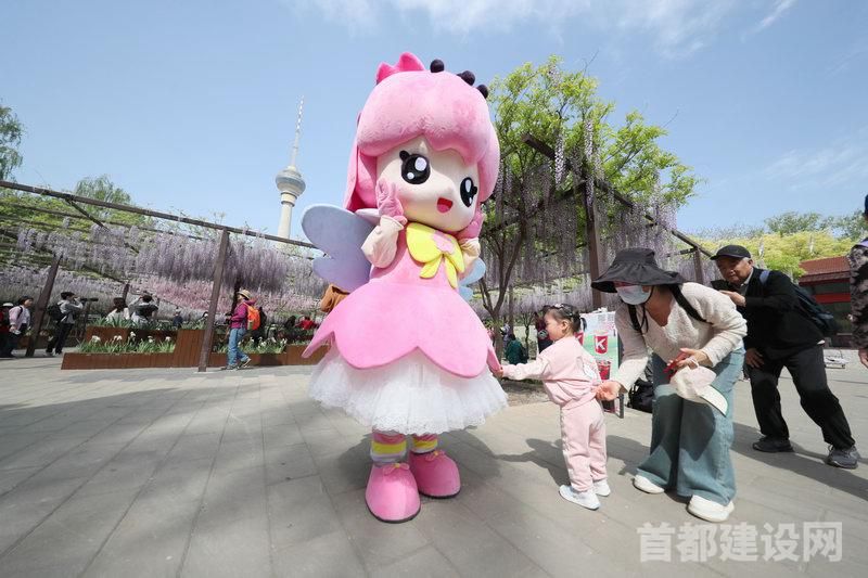 游客在玉渊潭度过假期时光