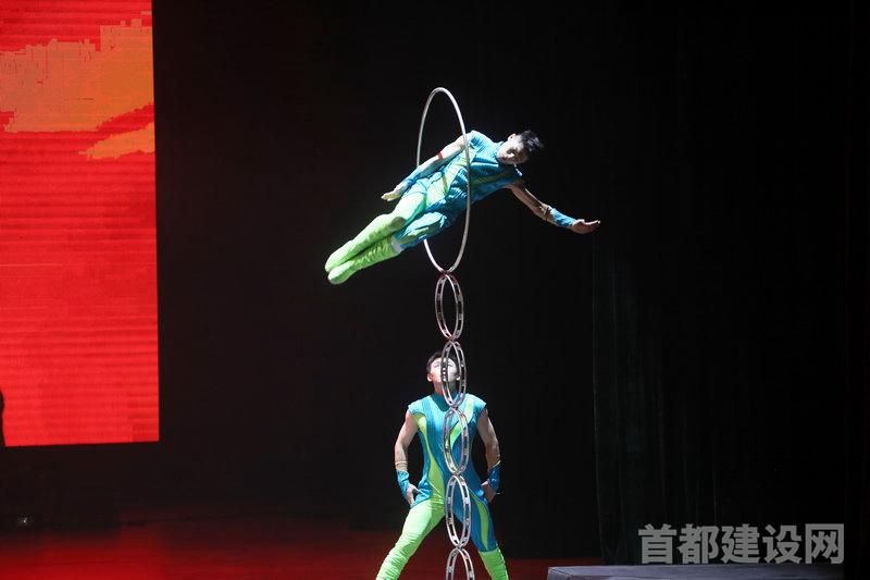 中国杂技团《登峰造“技”》在朝阳剧场上演