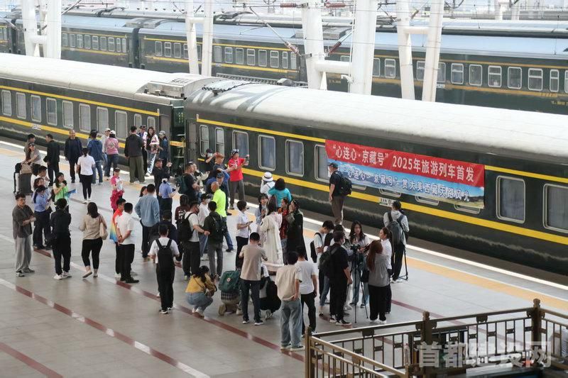 市民近距离“接触”大葆台西汉黄肠题凑墓葬遗址