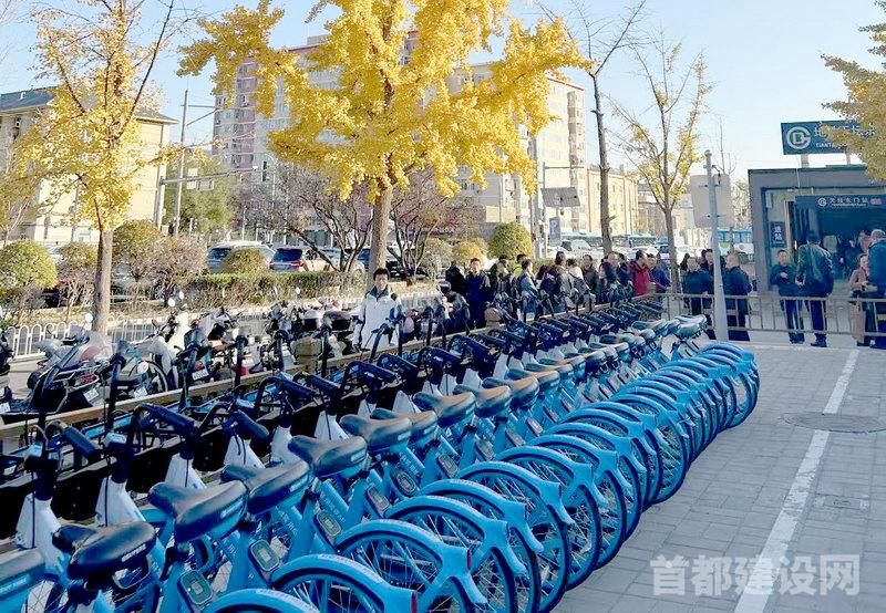 北京地铁口外停放的非机动车