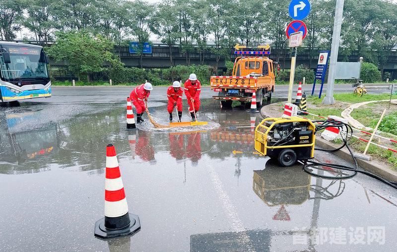 建工应急抢险大队抽排积水保城市平安