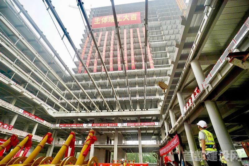 华夏银行总行办公大楼最后一根钢梁吊装现场