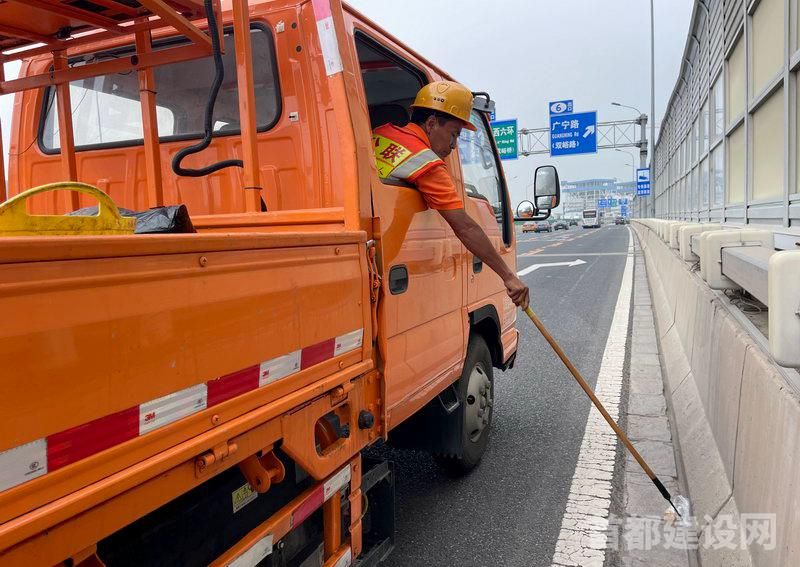 高春生带领“扎纸工”班组正在工作中