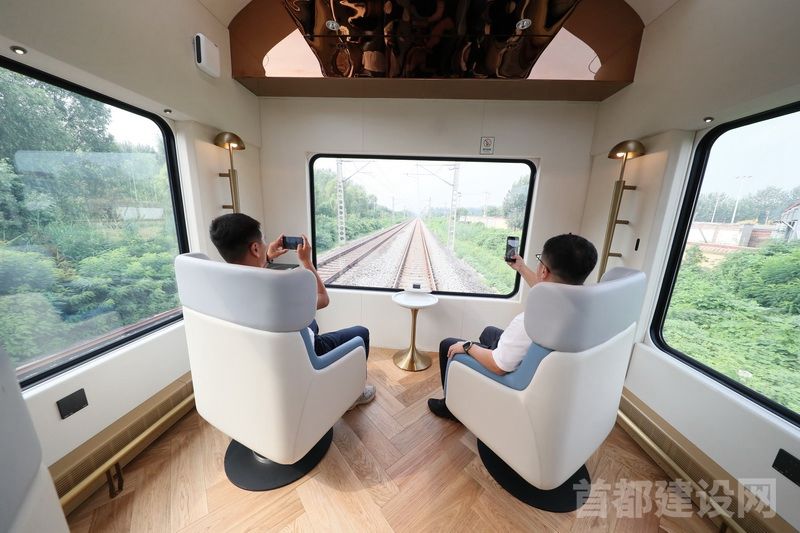 京津冀首列“星光·燕赵号”观光旅游列车启程
