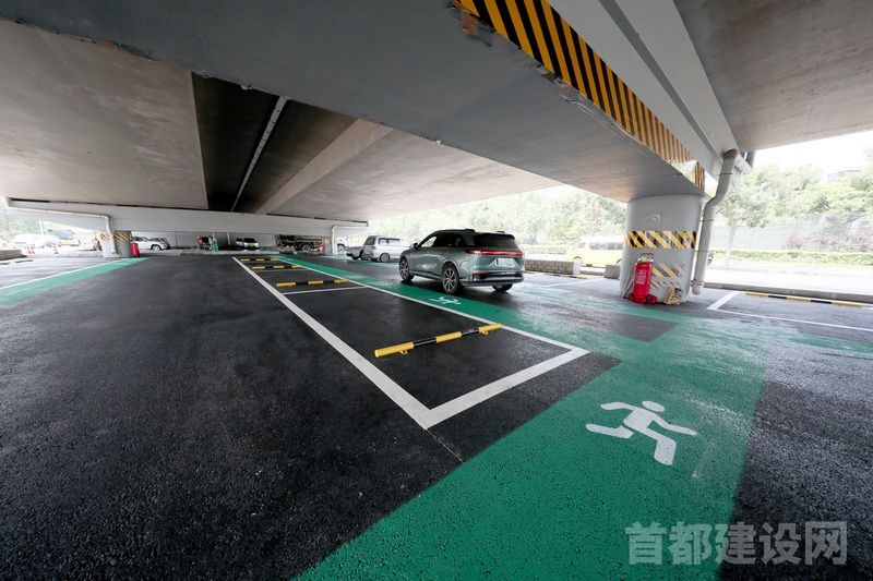 莲芳桥下已建成了停车场