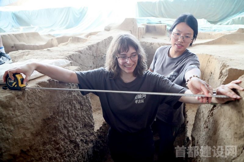 美籍学生在琉璃河遗址考古现场进行墓坑测量