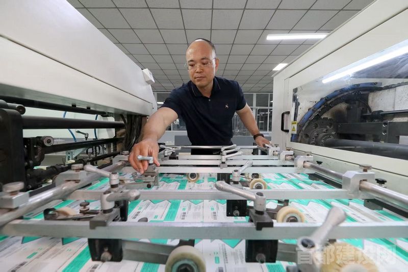 饶建平在工作中