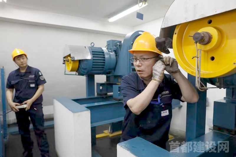 维保员正在对电梯设备进行“听声诊断”