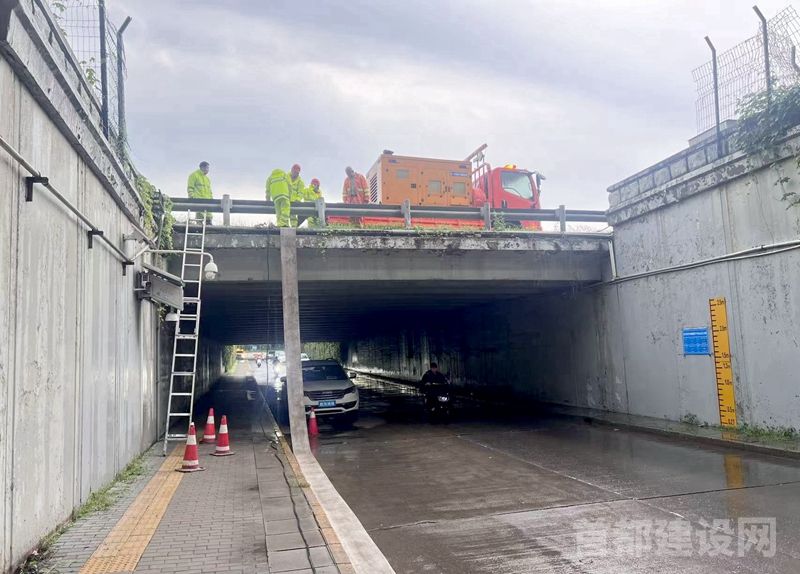 防汛备勤人员守护道路安全