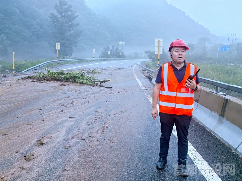任国龙在道路抢修现场
