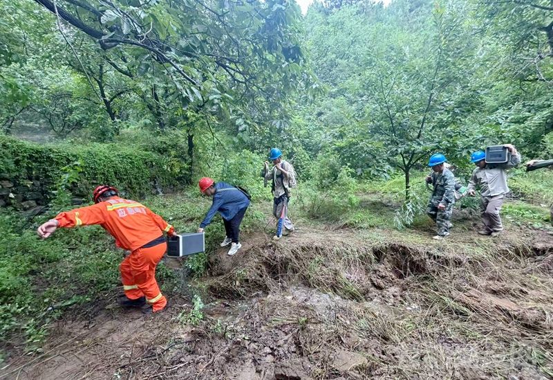 “电力先遣队”翻山跨河为孤岛小镇点亮希望