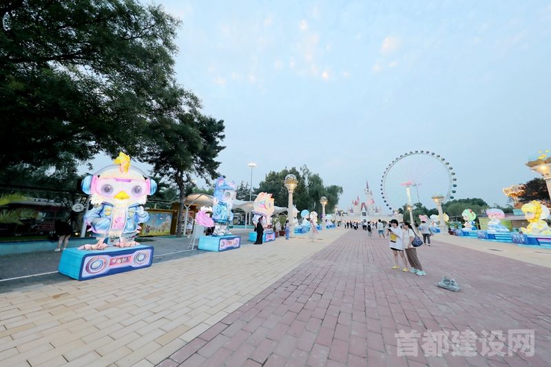 2025 年京彩彩灯游园会在石 景山游乐园拉开帷幕