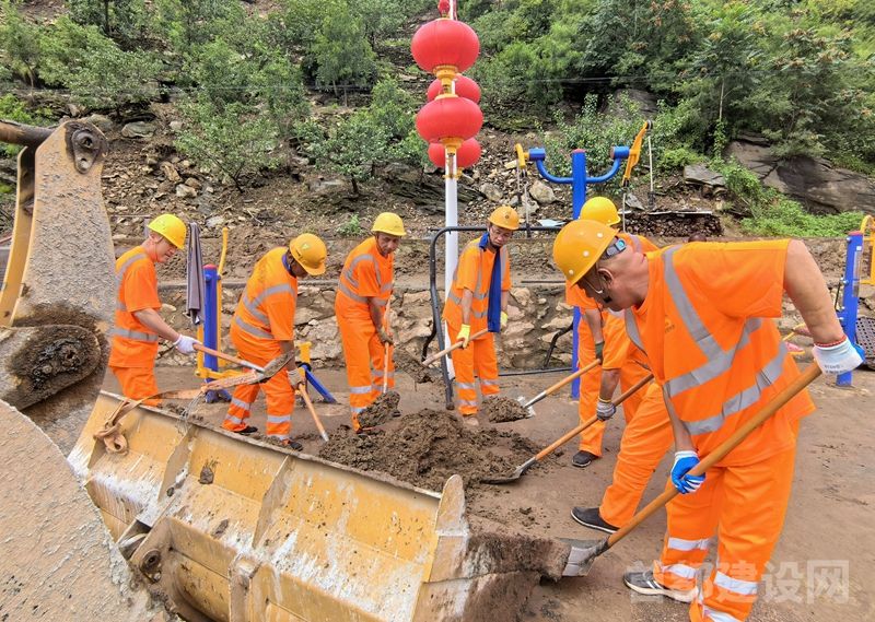 首发集团市级抢险大队驰援张家坟村灾后道路清理