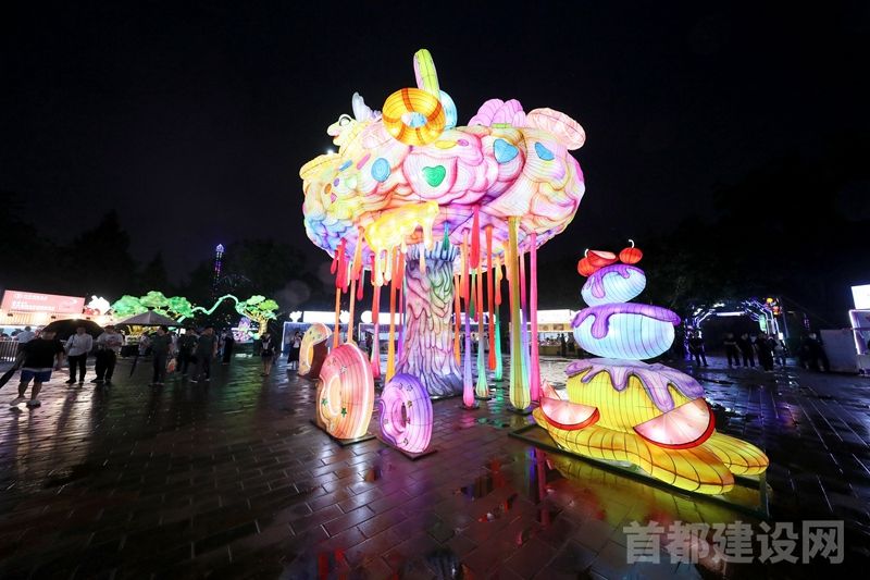巨型冰激凌灯组现身石景山游乐园东区