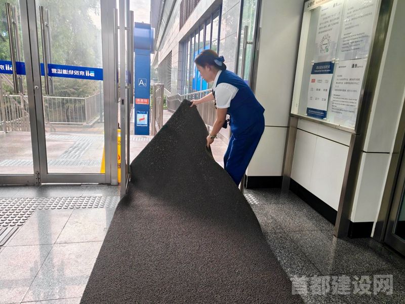 京投轨道运营公司加强巡视畅通雨天出行