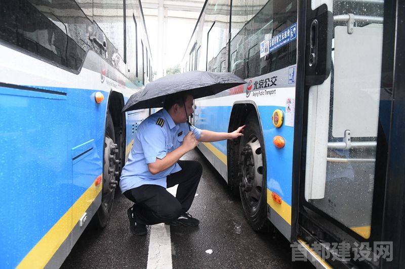 公交客五分公司保雨天早高峰运营平稳