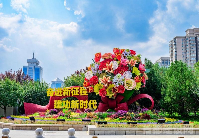 北京长安街沿线10组主题花坛亮相