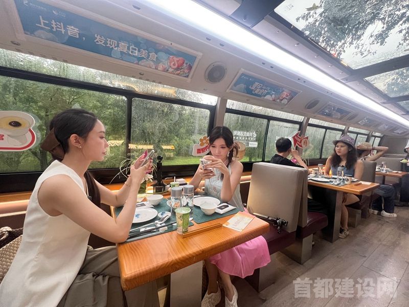游客在北京朝阳美食观光巴士上用餐