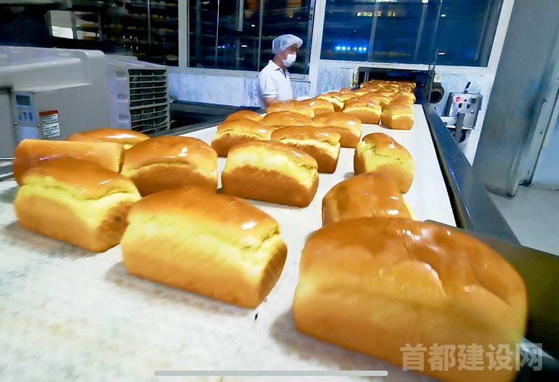 烤制出炉的维生素面包