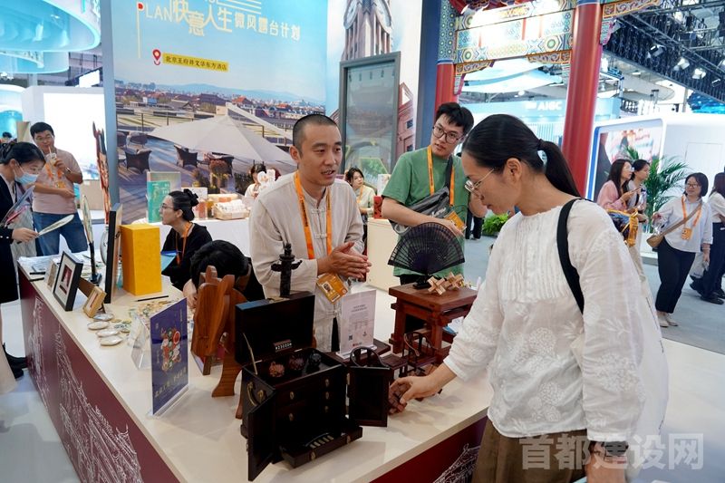 金隅龙顺成展台前观众被鲁班锁吸引