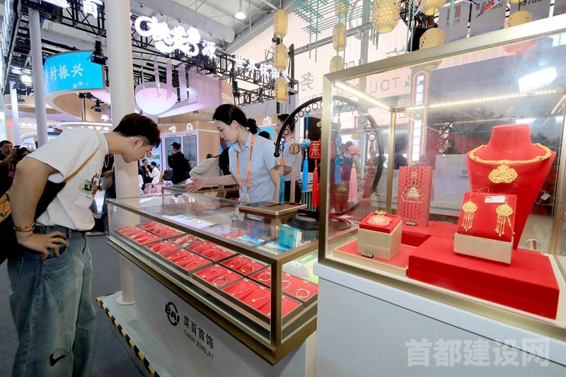 菜百股份现场展示“京承百韵”系列产品