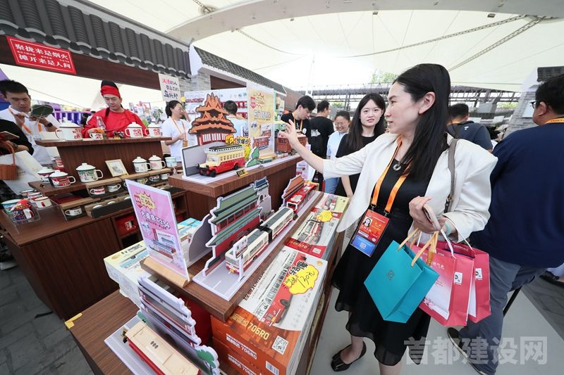 观众在北京礼物的京味时光展区挑选文创产品