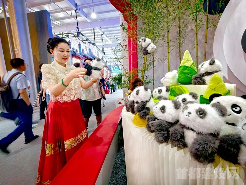 北京动物园的AI 智能熊猫玩偶让市民爱不释手