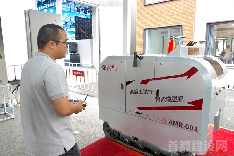 工作人员操作AMR001进行展示