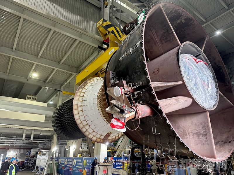 京能集团京内首例F级燃机转子吊立成功