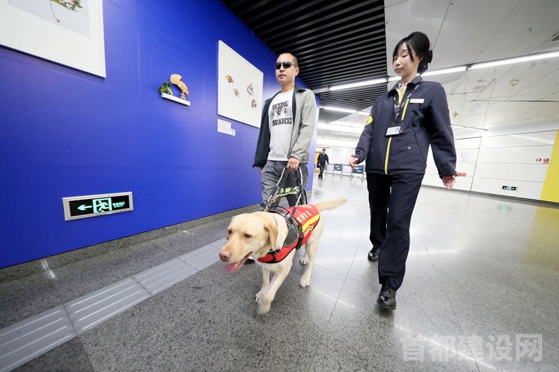 工作人员引导乘客进入地