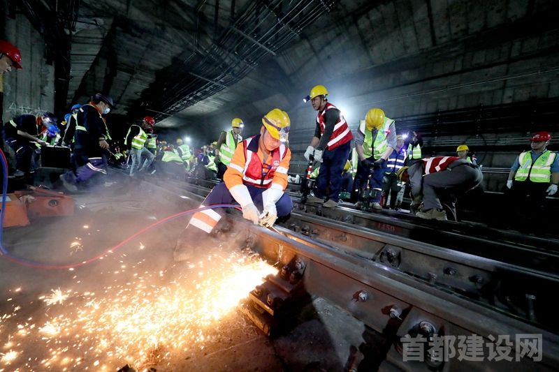 26年轨道“老关节”实施更换“手术”