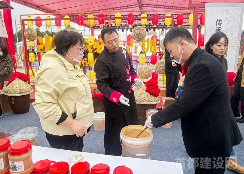 在六必居特展区，“散打二八酱”和“散打酱油”吸引市民关注