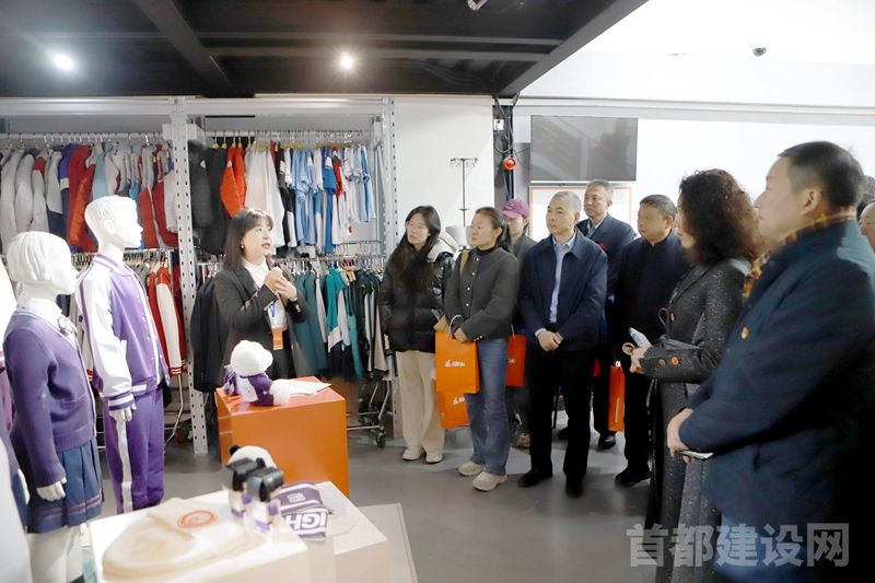 市民沉浸式体验老字号铜牛“新”活力